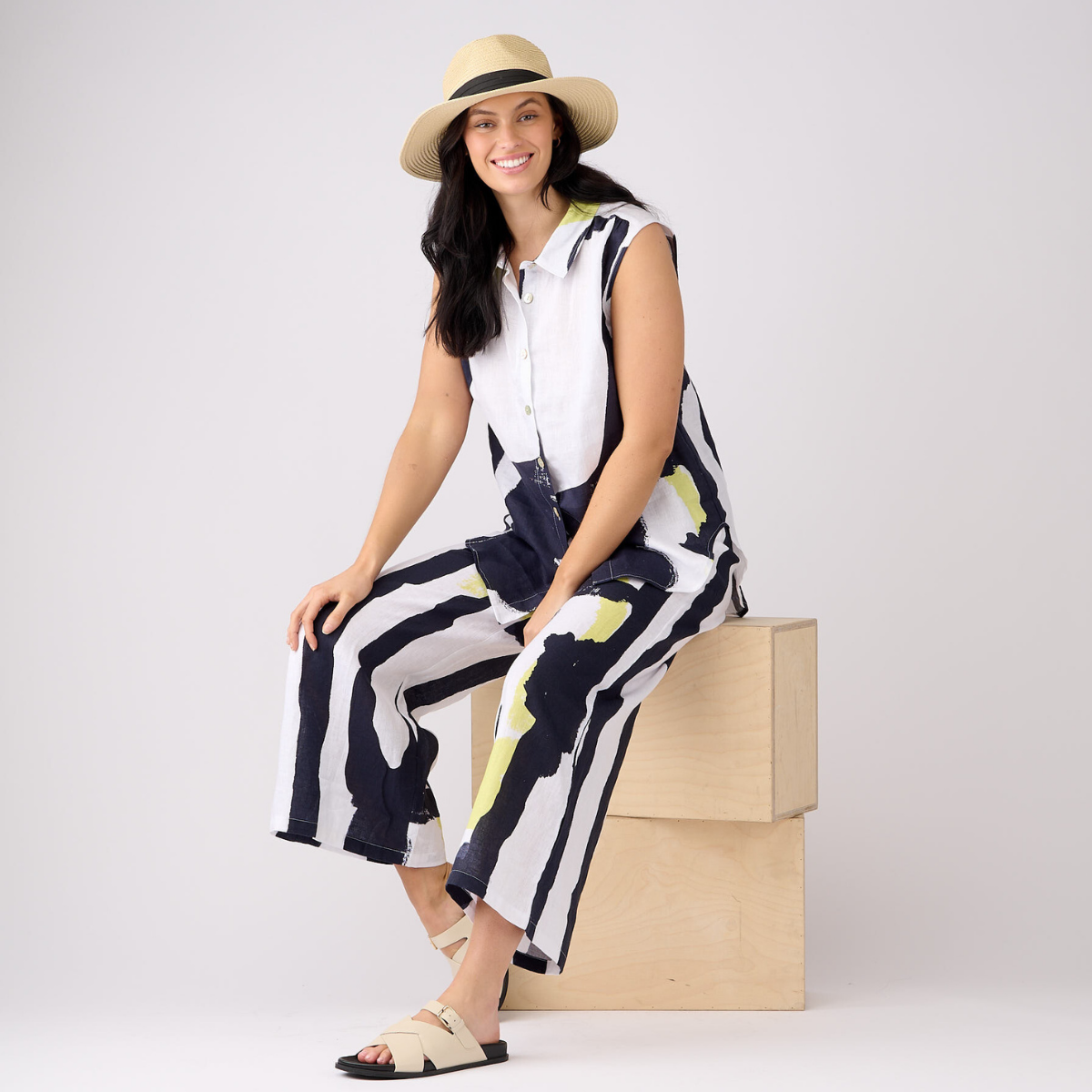 Linen Printed Sleeveless Curve Hem Shirt