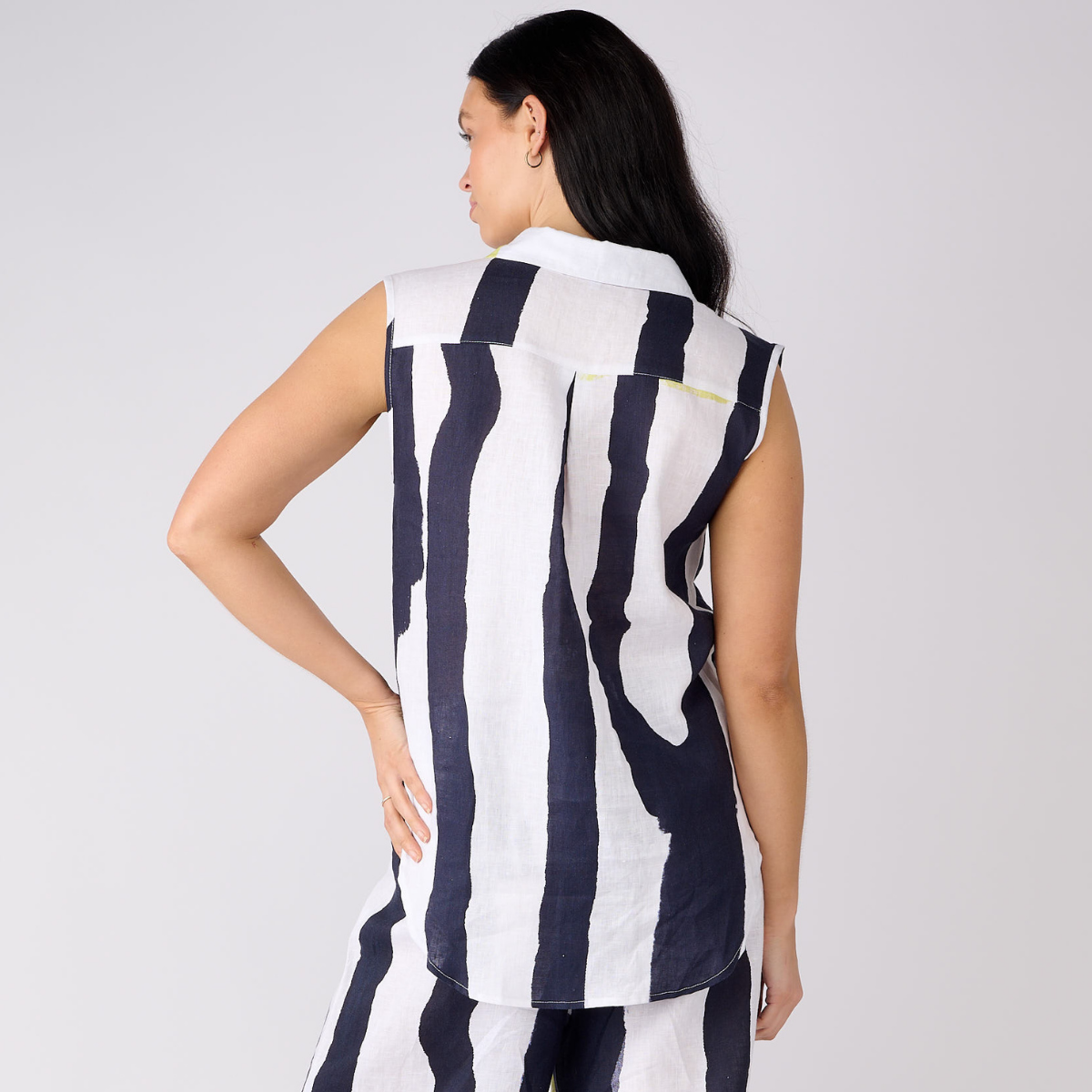 Linen Printed Sleeveless Curve Hem Shirt