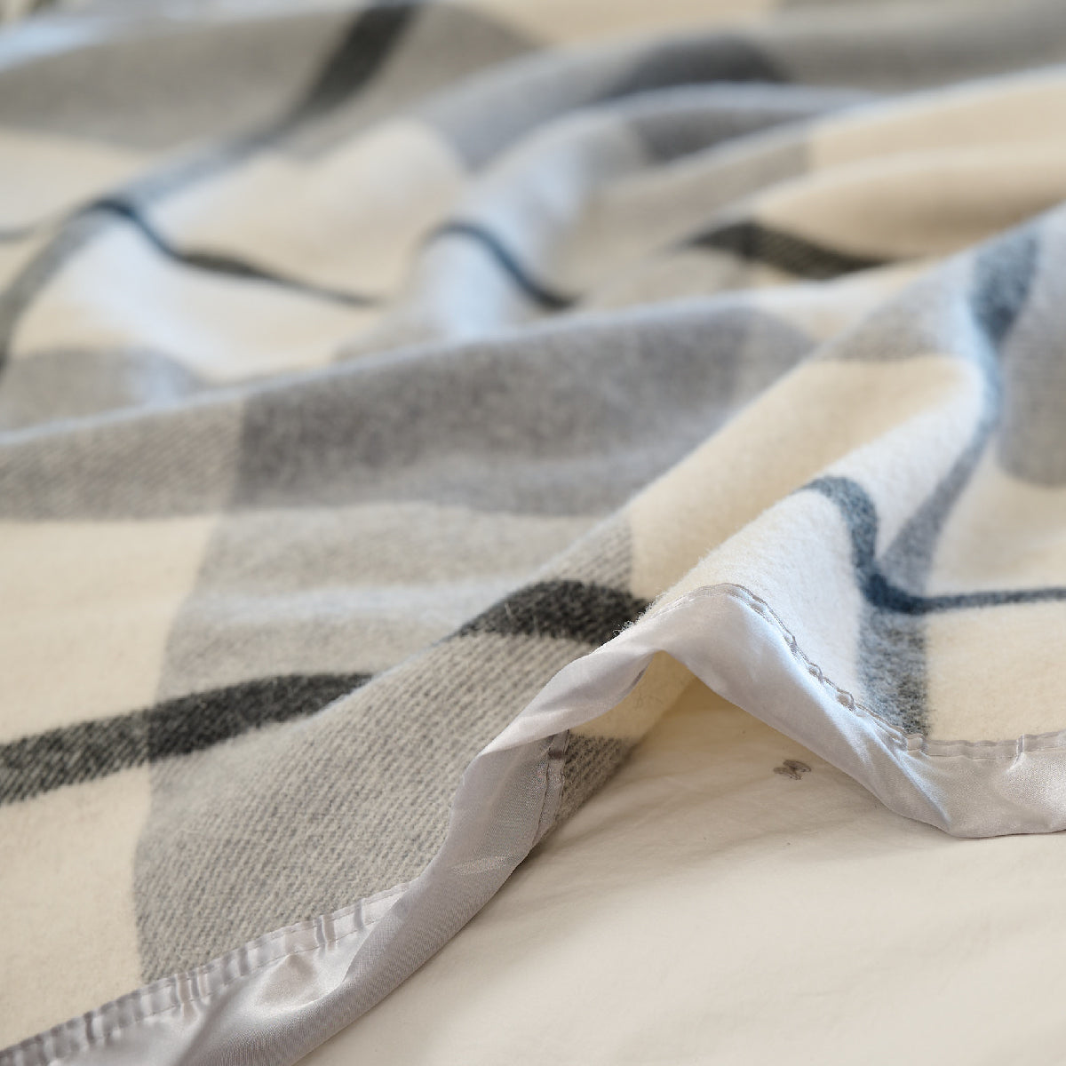 Essential Merino Wool Blanket Check