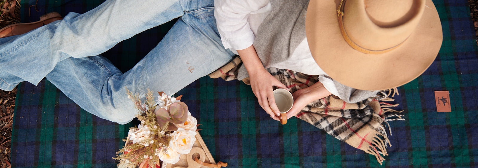PICNIC RUGS AND BLANKETS